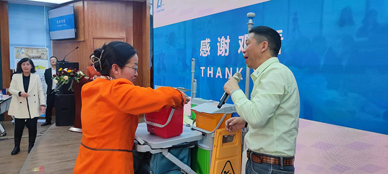 “施達(dá)公司向甘肅省人民醫(yī)院分享醫(yī)院保潔標(biāo)準(zhǔn)化的理念及落地案例的實踐經(jīng)驗