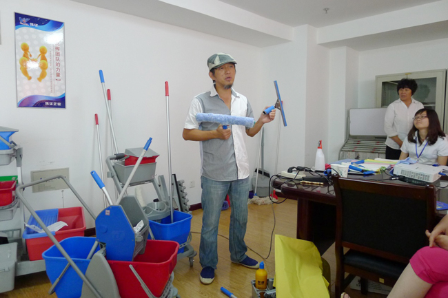 2013年6月，我司品牌經(jīng)理/資深培訓(xùn)師到達當(dāng)?shù)胤咒N商舉辦為期兩天的清潔工具標(biāo)準(zhǔn)化培訓(xùn)課程。