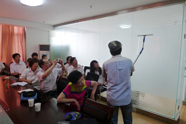 2013年6月，我司品牌經(jīng)理/資深培訓(xùn)師到達當(dāng)?shù)胤咒N商舉辦為期兩天的清潔工具標(biāo)準(zhǔn)化培訓(xùn)課程。