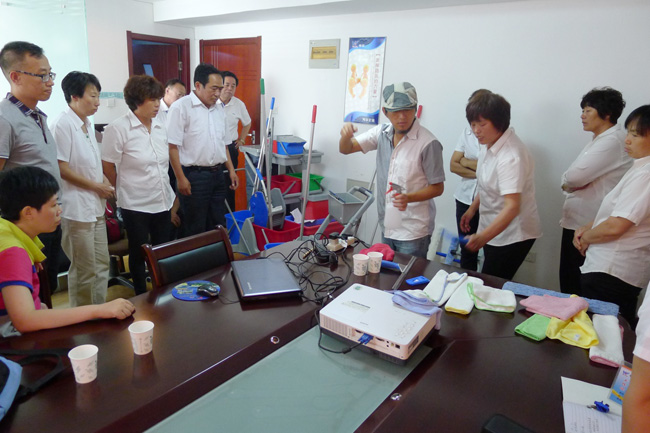 2013年6月，我司品牌經(jīng)理/資深培訓(xùn)師到達當(dāng)?shù)胤咒N商舉辦為期兩天的清潔工具標(biāo)準(zhǔn)化培訓(xùn)課程。