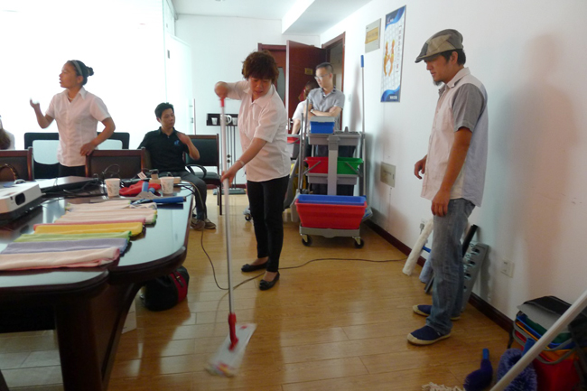 2013年6月，我司品牌經(jīng)理/資深培訓(xùn)師到達當(dāng)?shù)胤咒N商舉辦為期兩天的清潔工具標(biāo)準(zhǔn)化培訓(xùn)課程。